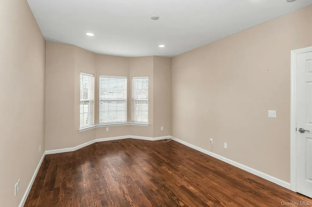 28 Spring Drive Seaford NY 11783