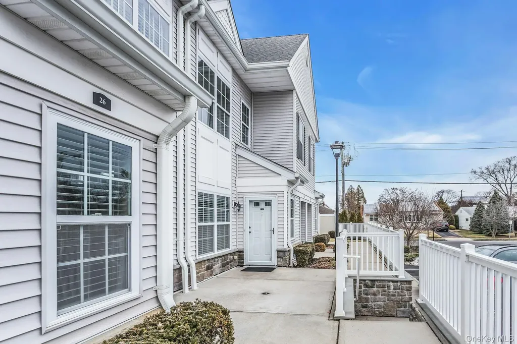 28 Spring Drive Seaford NY 11783