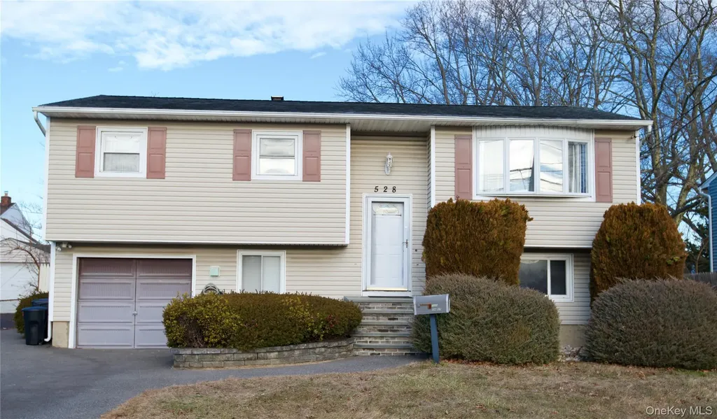 528 14th Street West Babylon NY 11704