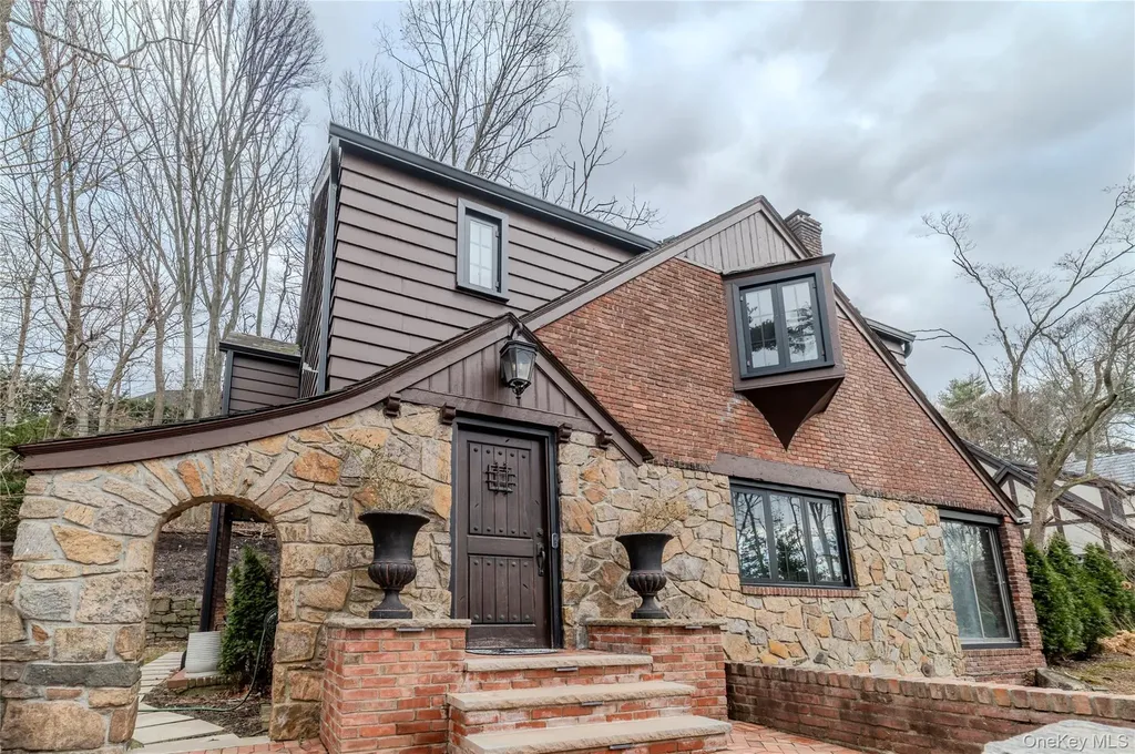 15 Sinclair Martin Drive Roslyn NY 11576
