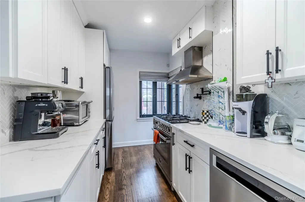 15 Sinclair Martin Drive Roslyn NY 11576