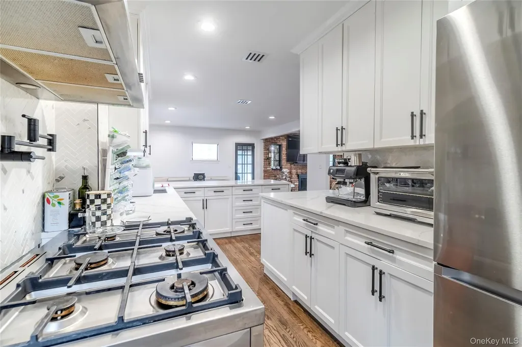 15 Sinclair Martin Drive Roslyn NY 11576