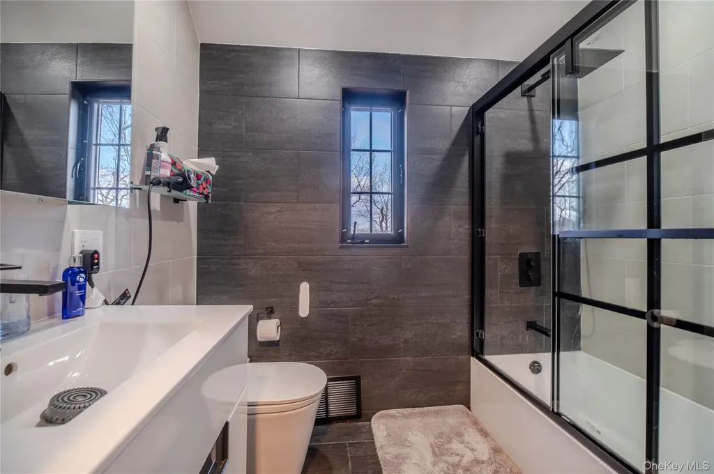 15 Sinclair Martin Drive Roslyn NY 11576