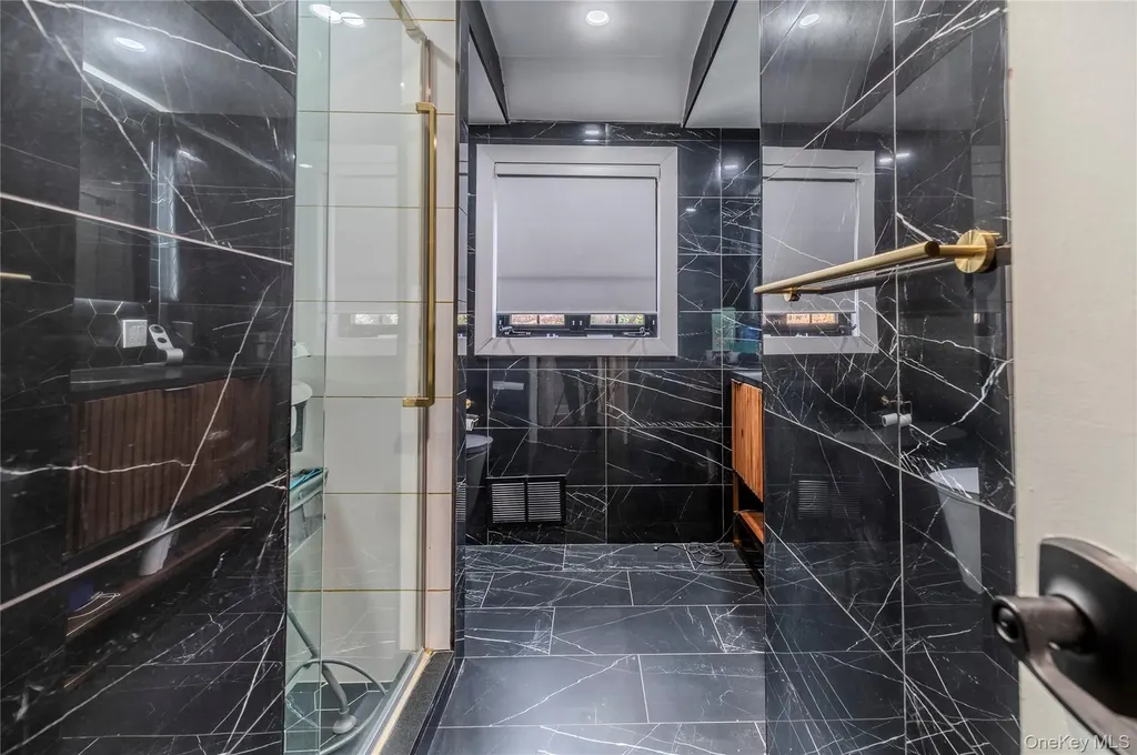 15 Sinclair Martin Drive Roslyn NY 11576