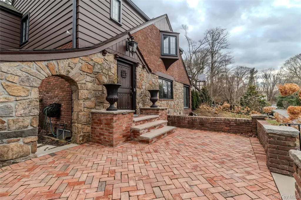 15 Sinclair Martin Drive Roslyn NY 11576