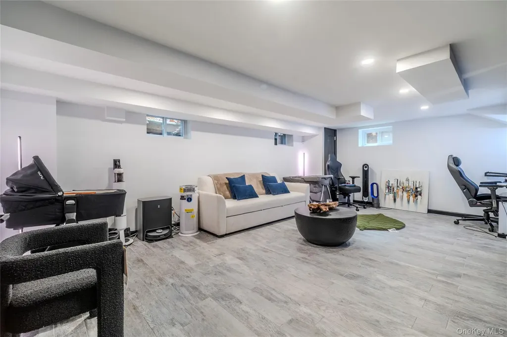 15 Sinclair Martin Drive Roslyn NY 11576