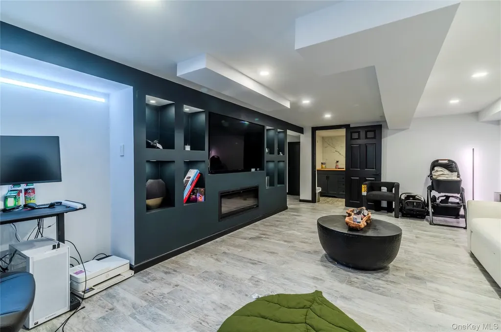 15 Sinclair Martin Drive Roslyn NY 11576
