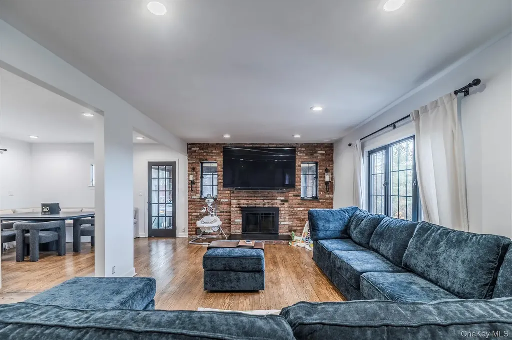 15 Sinclair Martin Drive Roslyn NY 11576