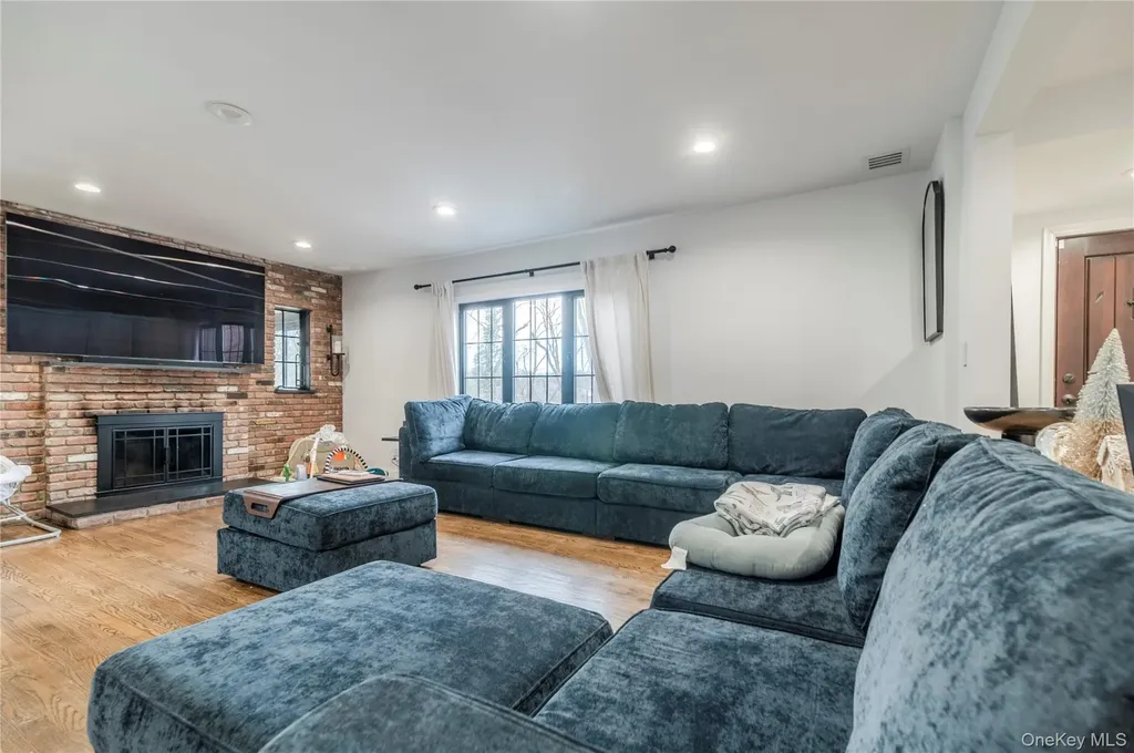 15 Sinclair Martin Drive Roslyn NY 11576
