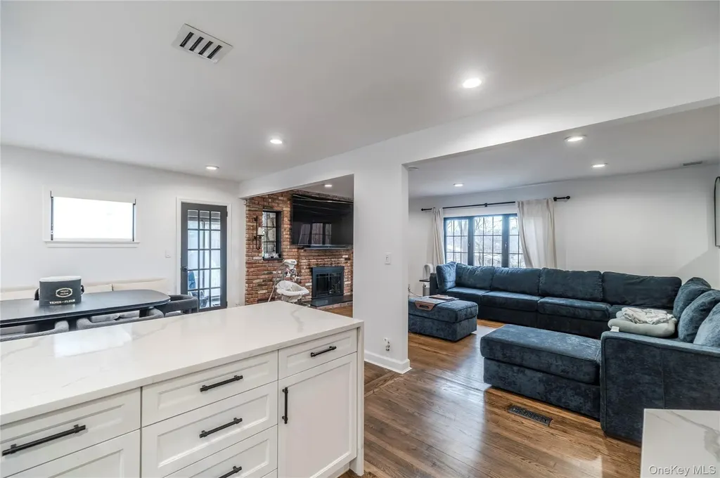 15 Sinclair Martin Drive Roslyn NY 11576