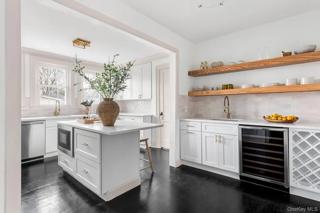 33 S Windsor Avenue Brightwaters NY 11718