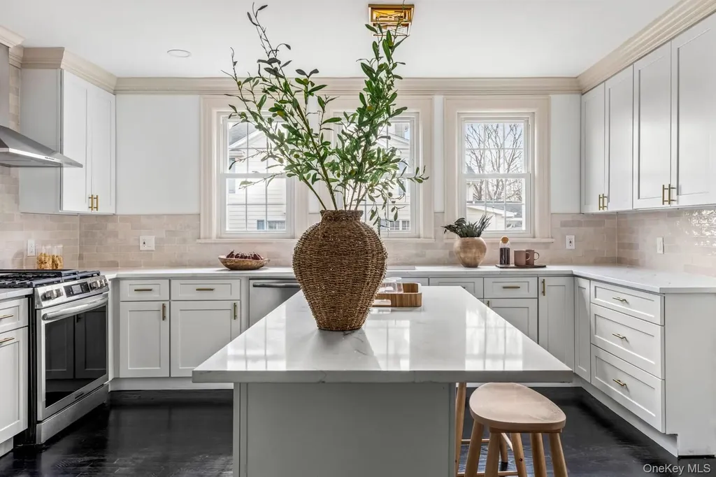 33 S Windsor Avenue Brightwaters NY 11718
