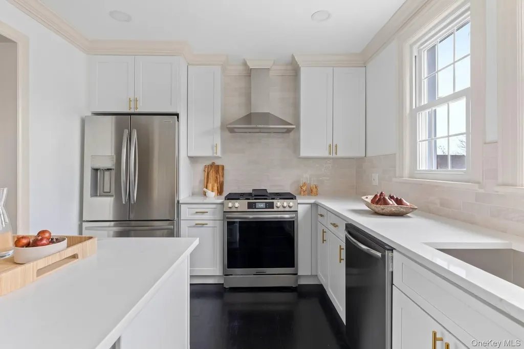 33 S Windsor Avenue Brightwaters NY 11718