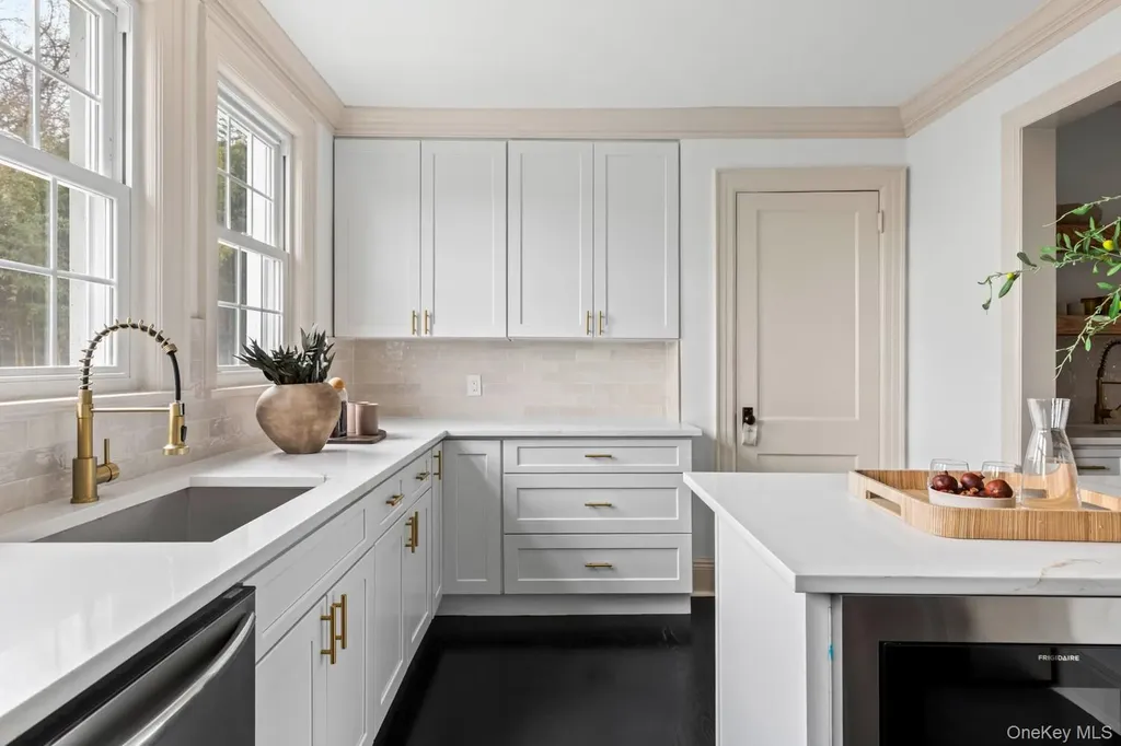 33 S Windsor Avenue Brightwaters NY 11718