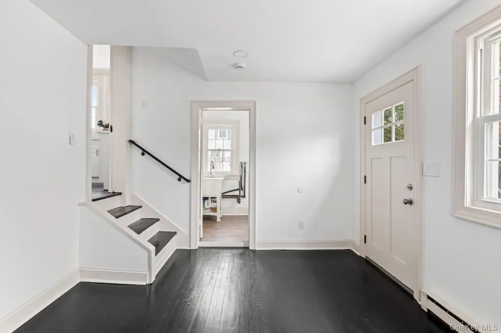 33 S Windsor Avenue Brightwaters NY 11718