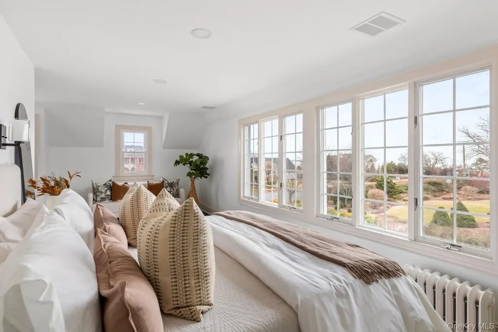 33 S Windsor Avenue Brightwaters NY 11718