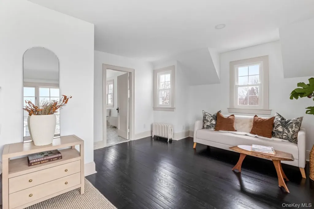 33 S Windsor Avenue Brightwaters NY 11718