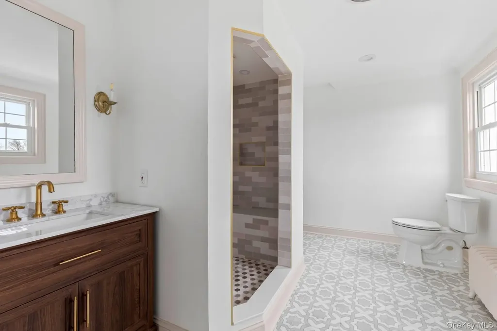 33 S Windsor Avenue Brightwaters NY 11718