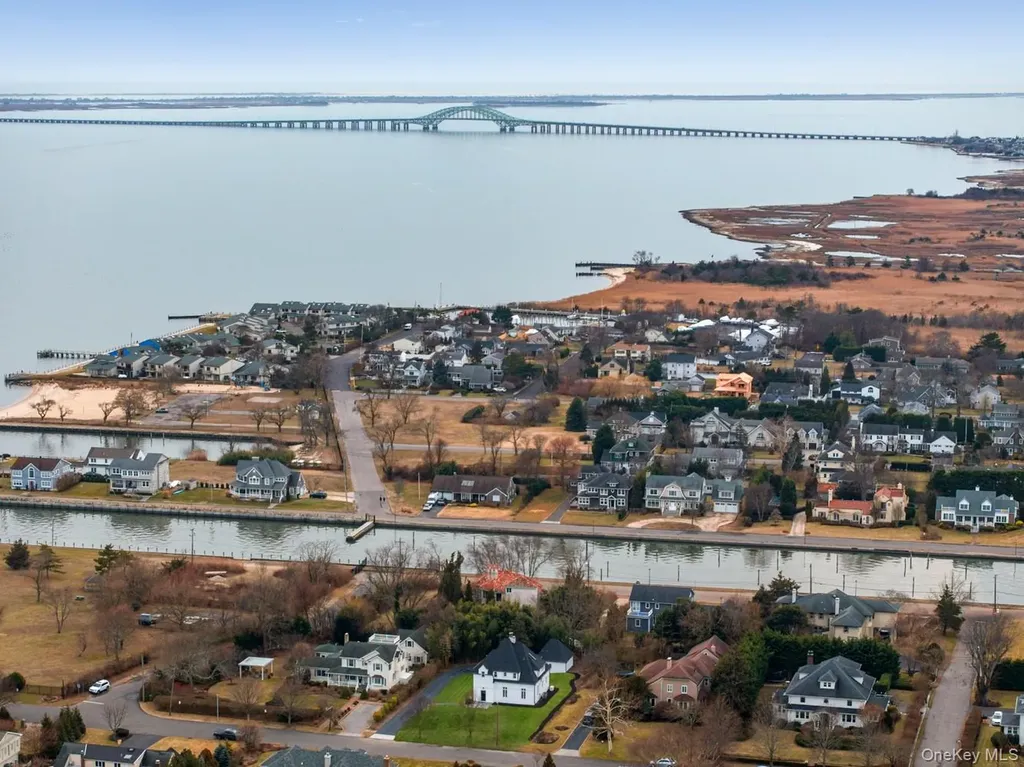 33 S Windsor Avenue Brightwaters NY 11718