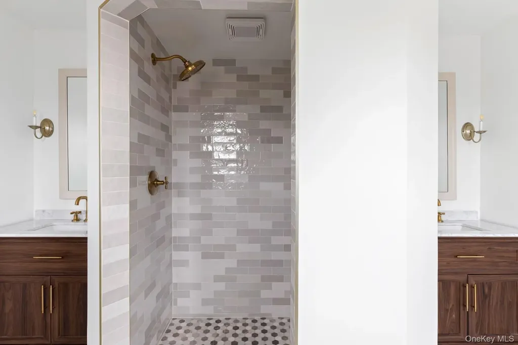 33 S Windsor Avenue Brightwaters NY 11718