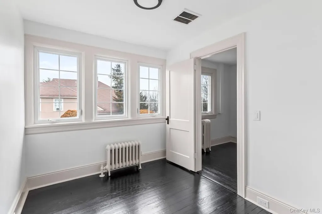 33 S Windsor Avenue Brightwaters NY 11718