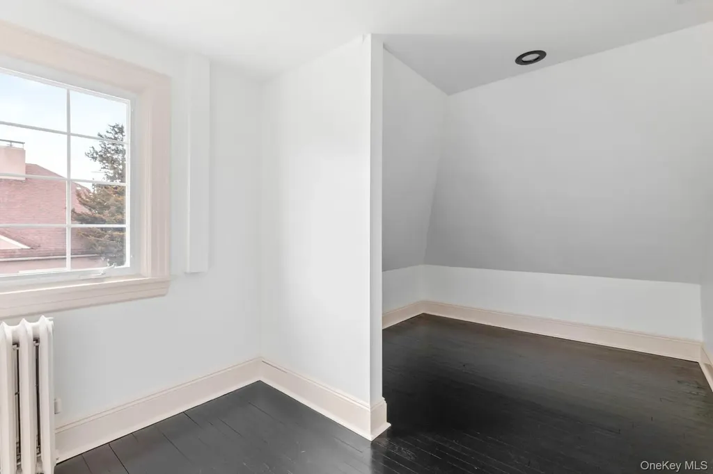 33 S Windsor Avenue Brightwaters NY 11718
