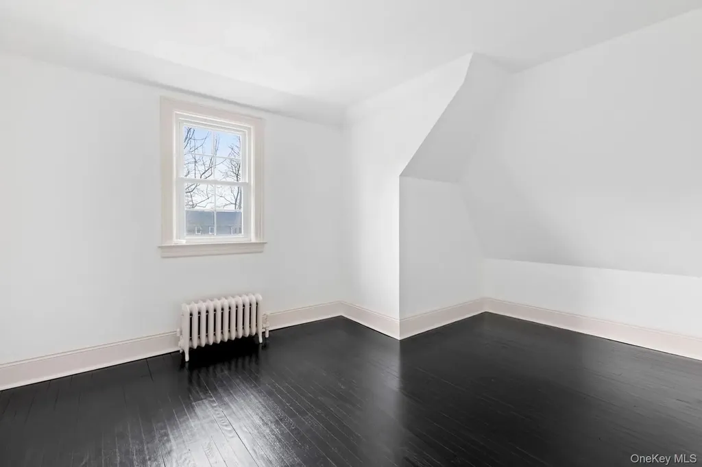 33 S Windsor Avenue Brightwaters NY 11718