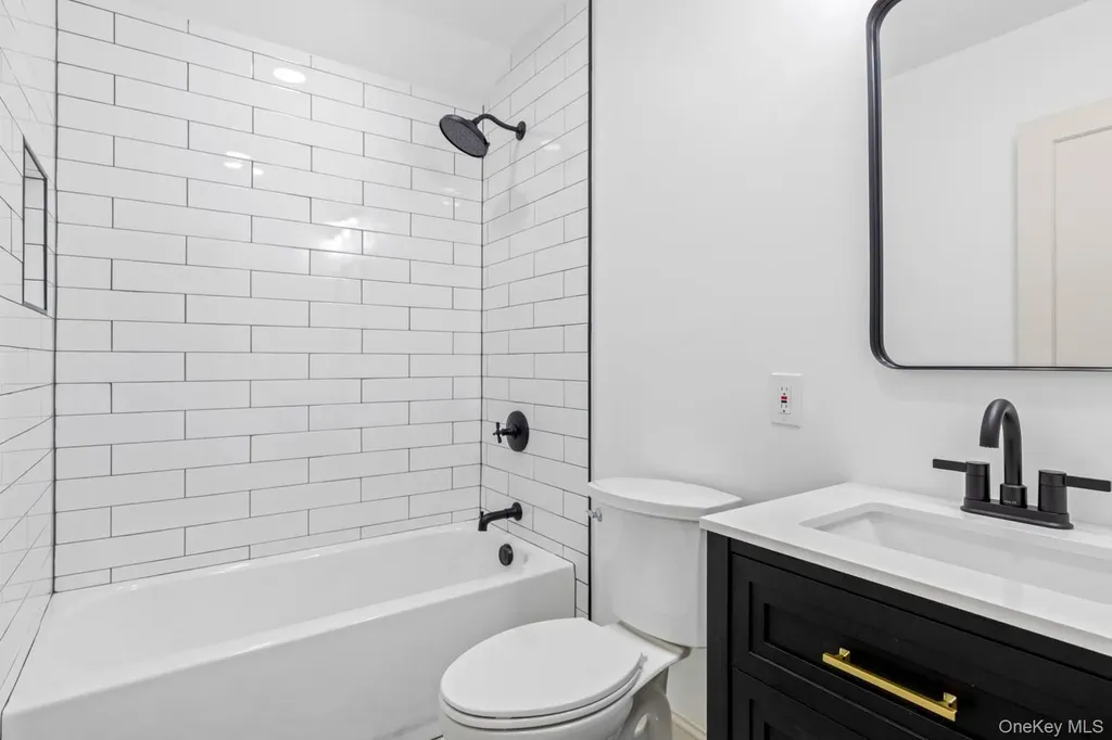 33 S Windsor Avenue Brightwaters NY 11718