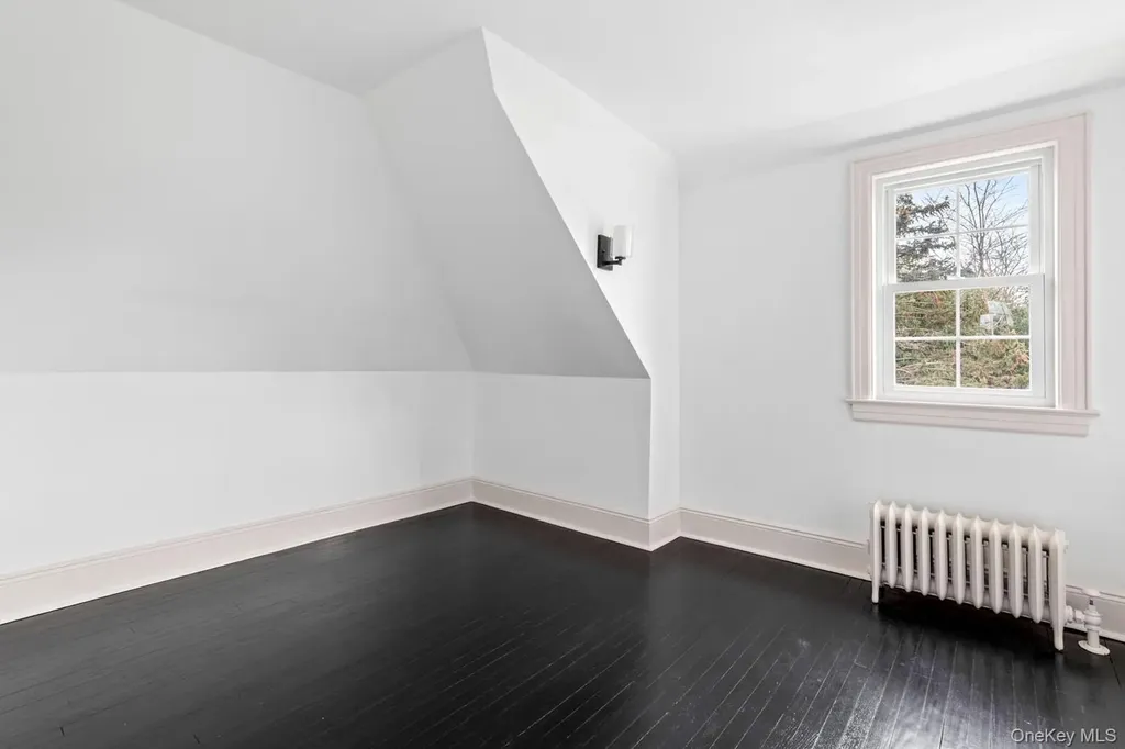 33 S Windsor Avenue Brightwaters NY 11718