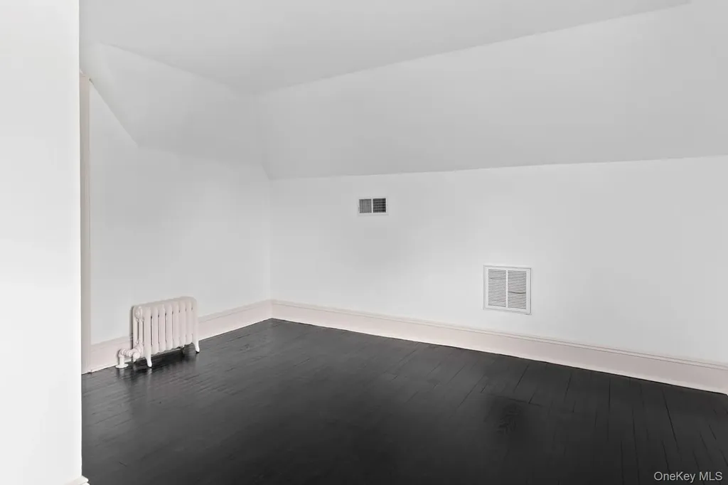 33 S Windsor Avenue Brightwaters NY 11718
