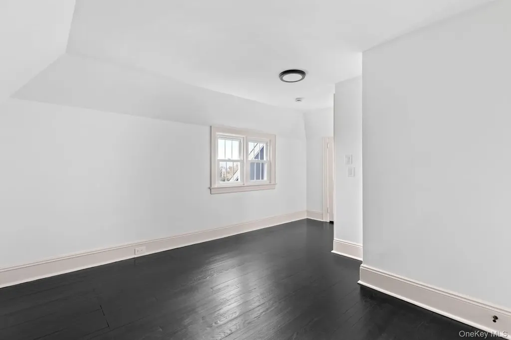 33 S Windsor Avenue Brightwaters NY 11718
