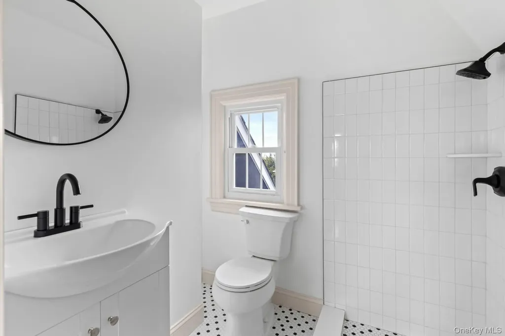 33 S Windsor Avenue Brightwaters NY 11718