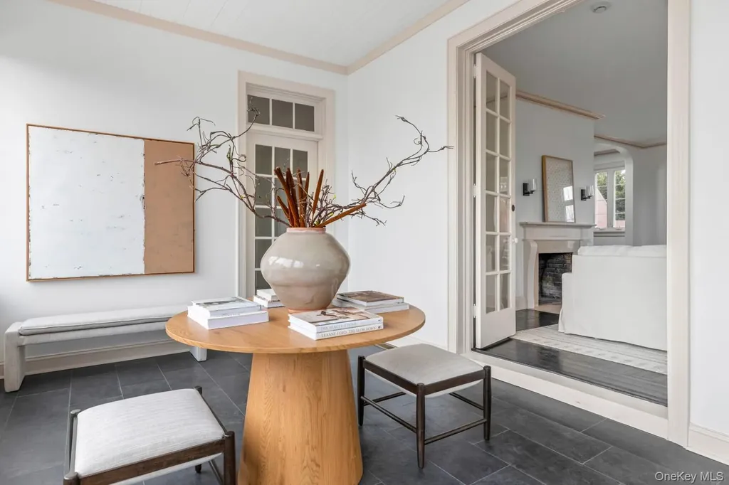 33 S Windsor Avenue Brightwaters NY 11718