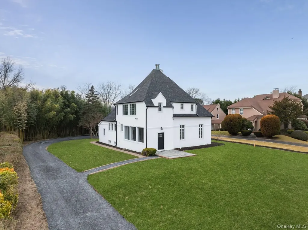 33 S Windsor Avenue Brightwaters NY 11718