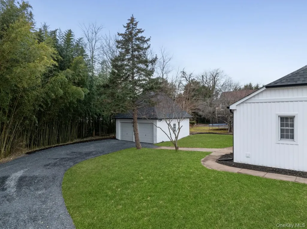 33 S Windsor Avenue Brightwaters NY 11718