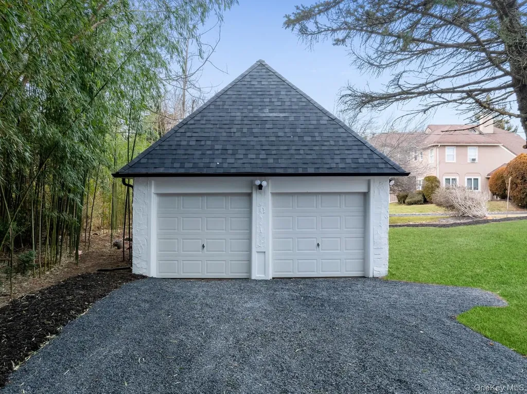 33 S Windsor Avenue Brightwaters NY 11718