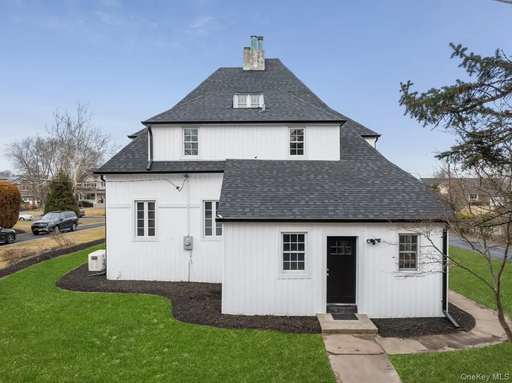 33 S Windsor Avenue Brightwaters NY 11718
