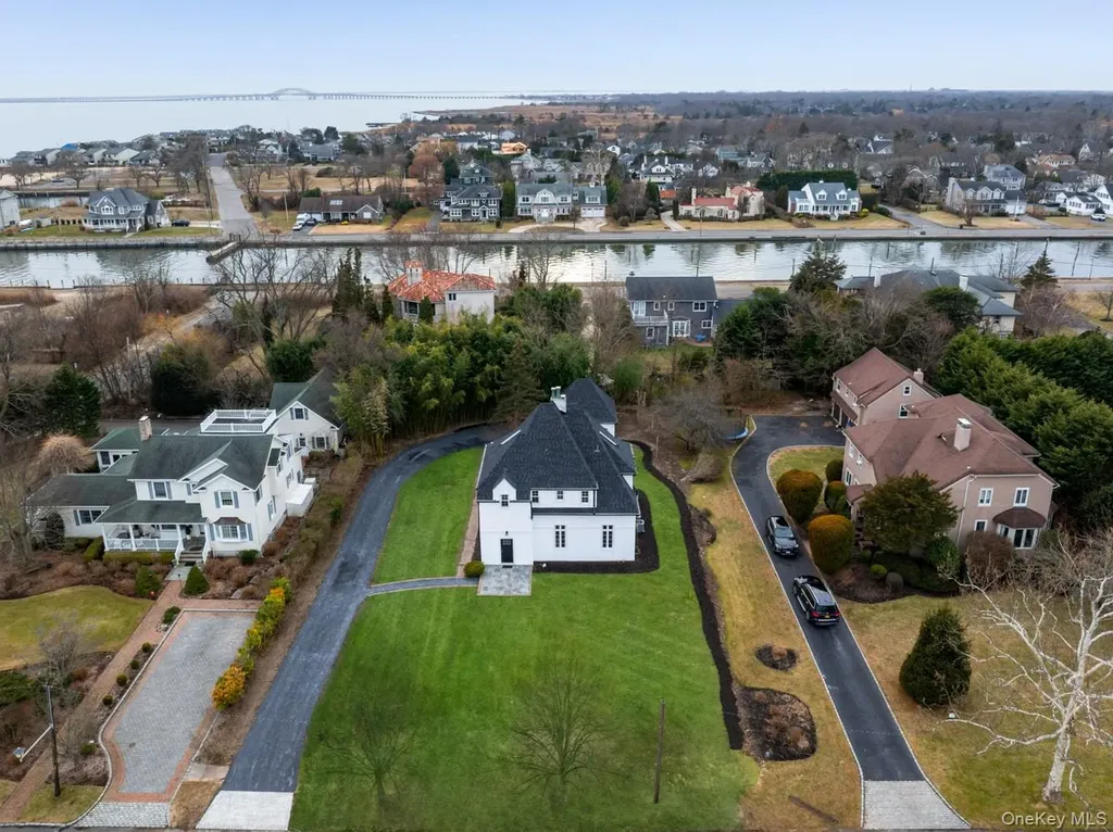 33 S Windsor Avenue Brightwaters NY 11718