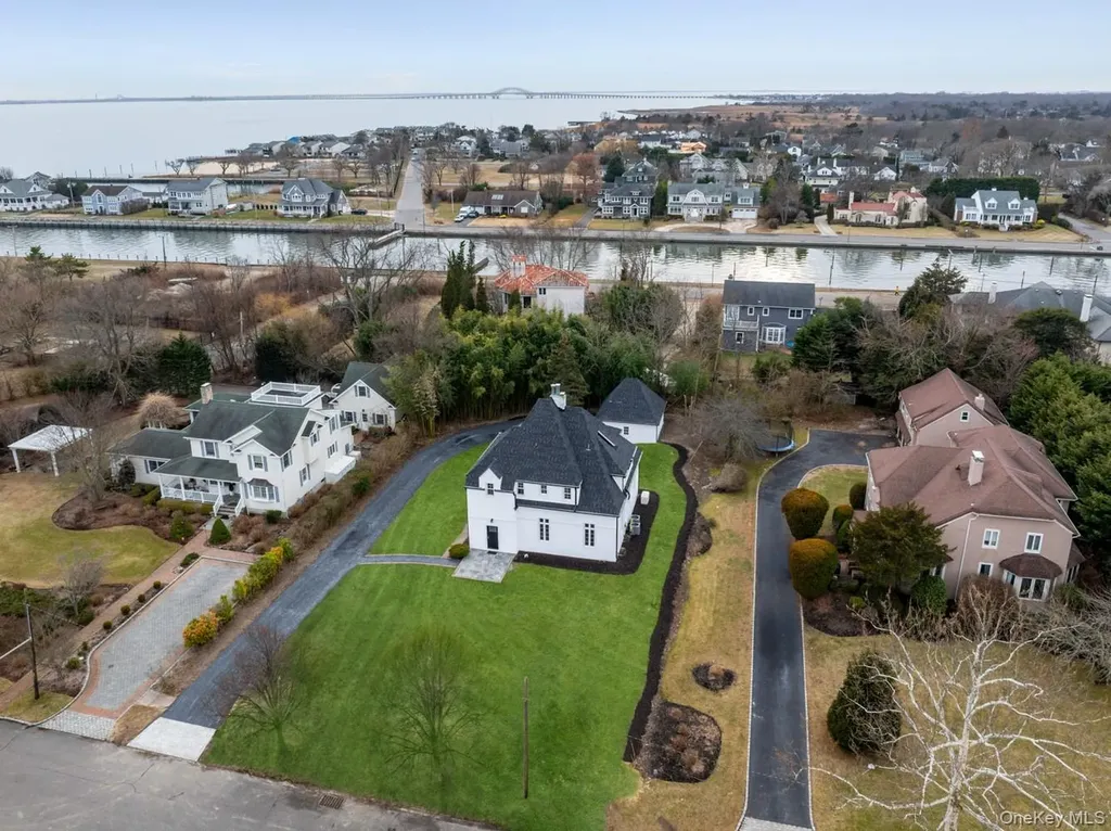 33 S Windsor Avenue Brightwaters NY 11718