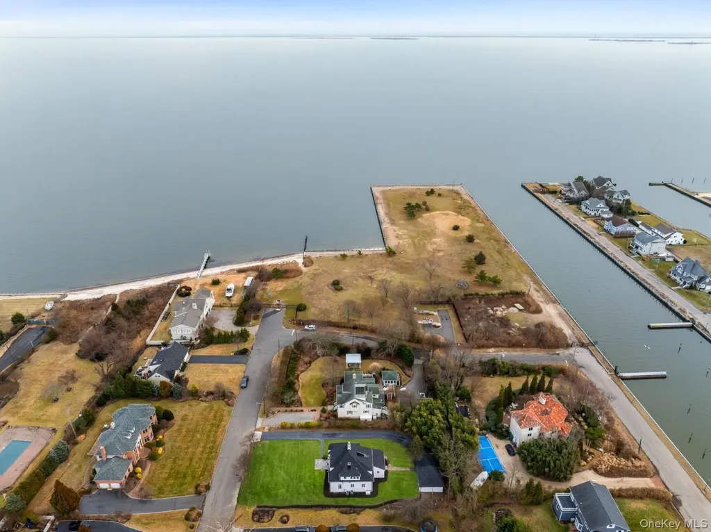 33 S Windsor Avenue Brightwaters NY 11718