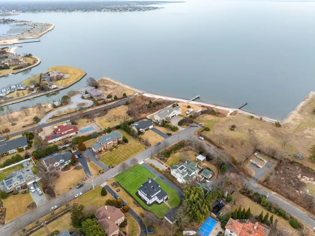 33 S Windsor Avenue Brightwaters NY 11718