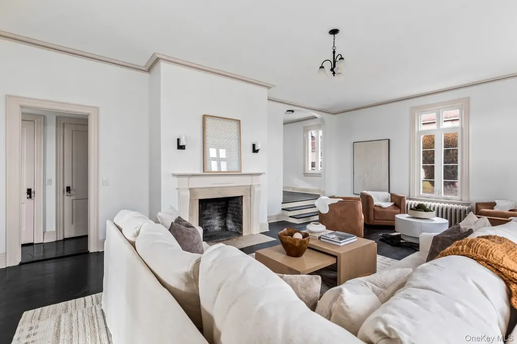 33 S Windsor Avenue Brightwaters NY 11718