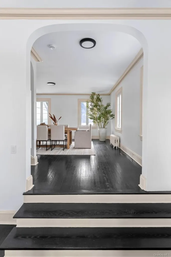 33 S Windsor Avenue Brightwaters NY 11718