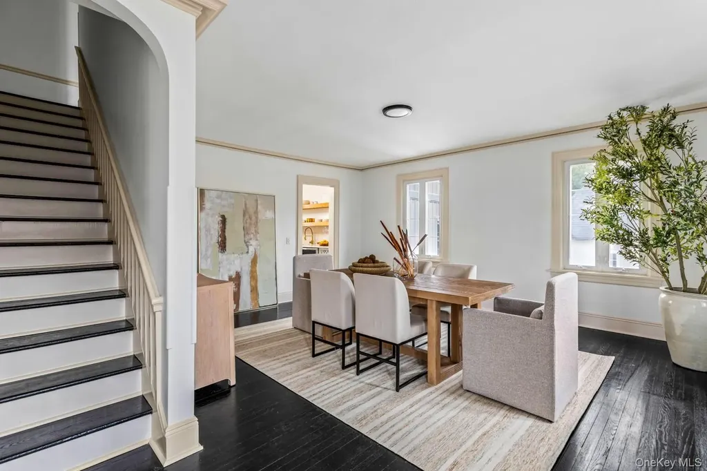 33 S Windsor Avenue Brightwaters NY 11718