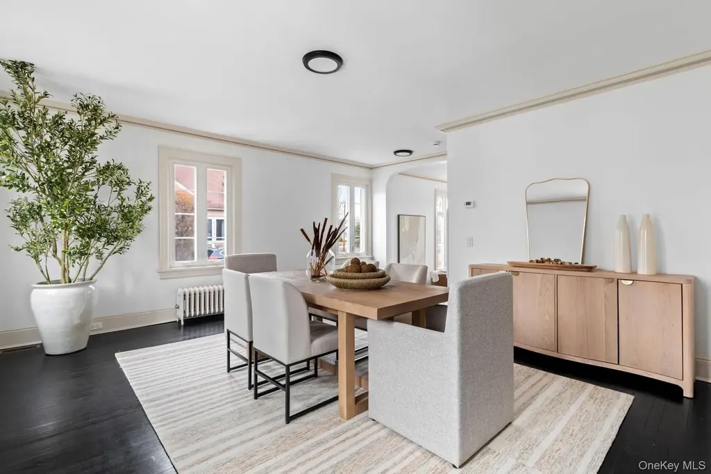 33 S Windsor Avenue Brightwaters NY 11718