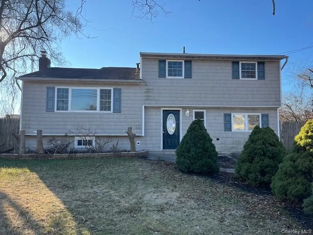 18 Lark Drive Centereach NY 11720