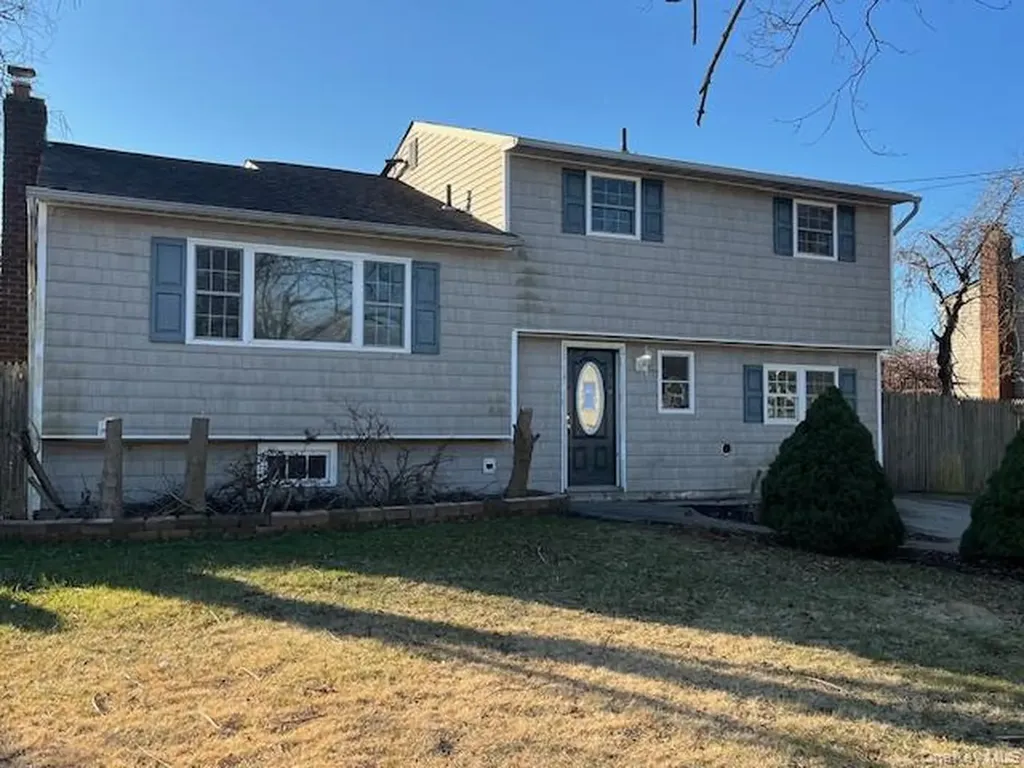 18 Lark Drive Centereach NY 11720