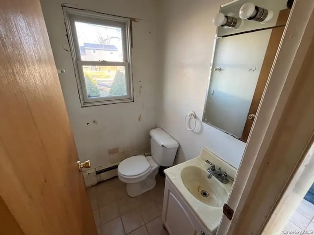 18 Lark Drive Centereach NY 11720