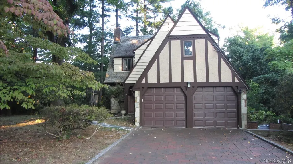 100 Hicks Lane Great Neck NY 11024