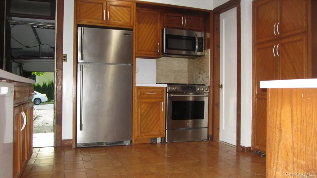 100 Hicks Lane Great Neck NY 11024